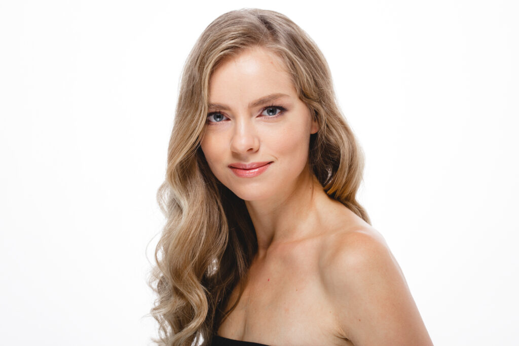 Junge blonde Frau mit schöner Haut