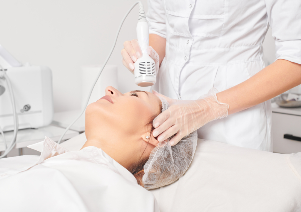 Frau die auf einem OP-Tisch liegt und eine Kältetherapie machen lässt
