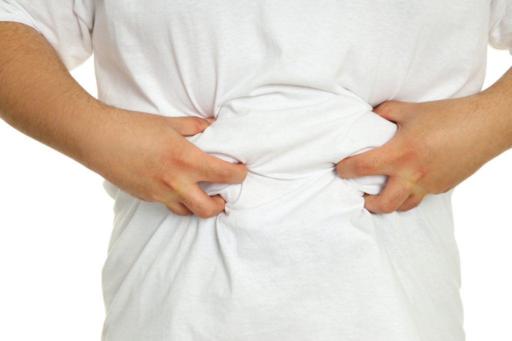 Mann greift sich an überschüssiges Fett am Bauch