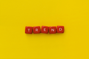 Gelber Hintergrund auf dem rote Würfel mit den Buchstaben TREND stehen