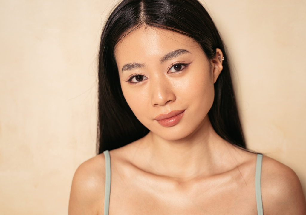 Asiatische Frau blickt in Kamera