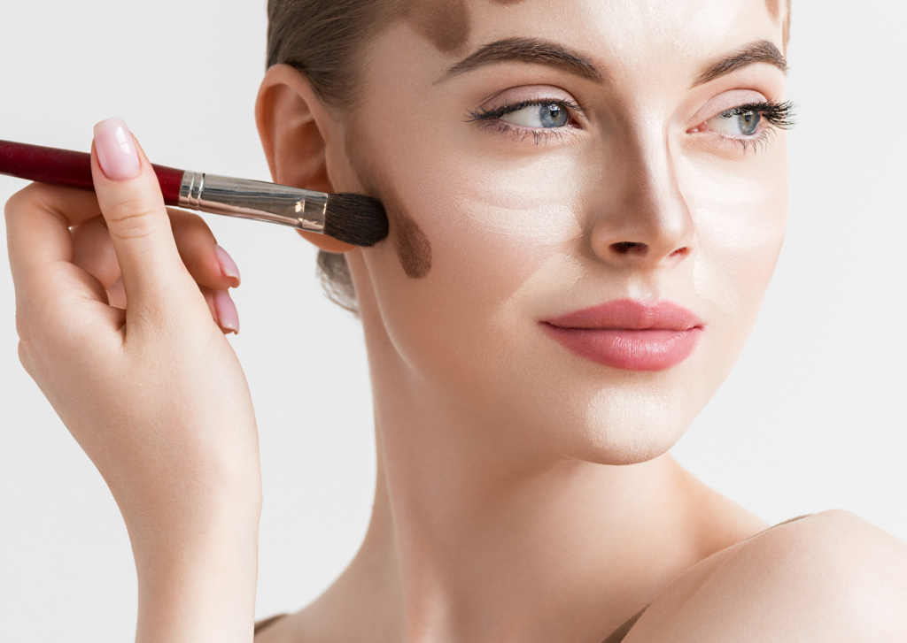 Frau schminkt sich und wendete dabei die Contouring-Methode an