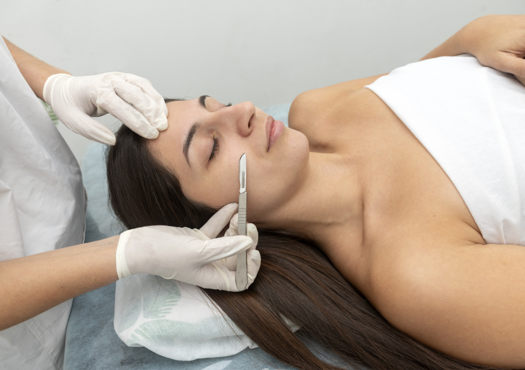 Gesicht einer Frau wird mittels Dermaplaning rasiert