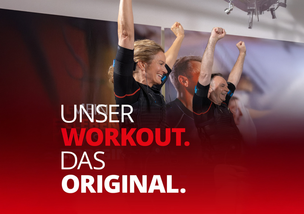 Zwei Menschen machen ein Workout auf einer Bühne
