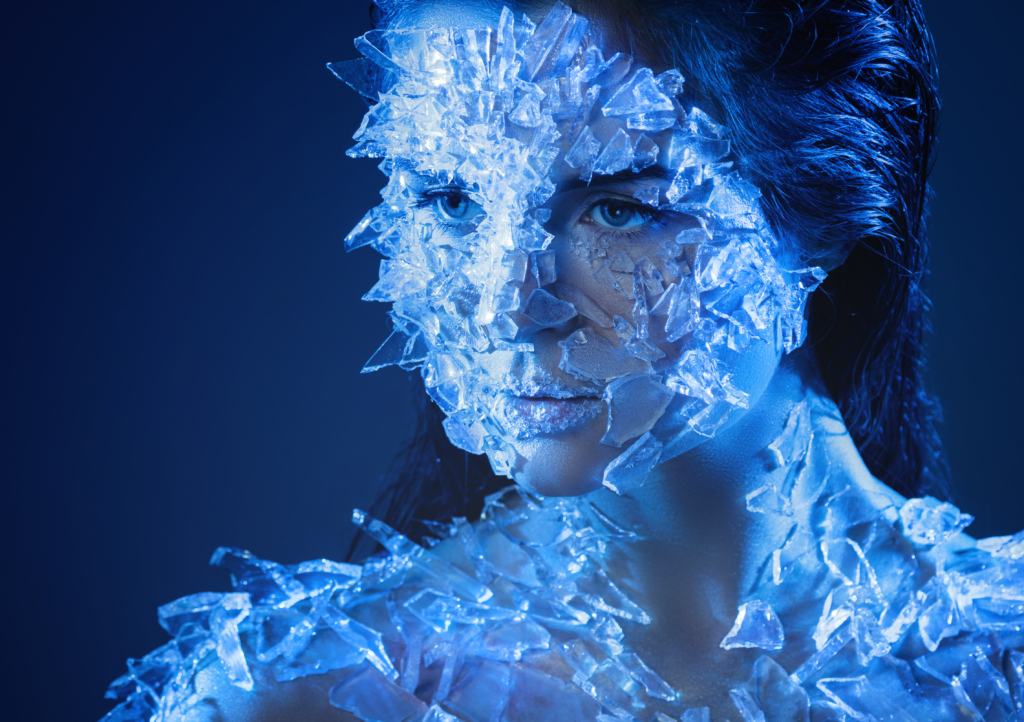 Frau ist in blaues Licht gehüllt