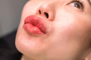Frau spitzt Lippen