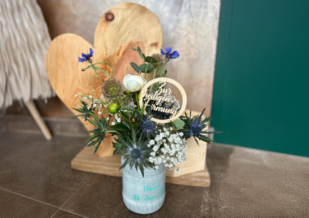Unikate aus Holz von Blumen Catrin in Offenhausen und Edt schenken Wohnräumen natürliche Akzente und individuelle Ästhetik.
