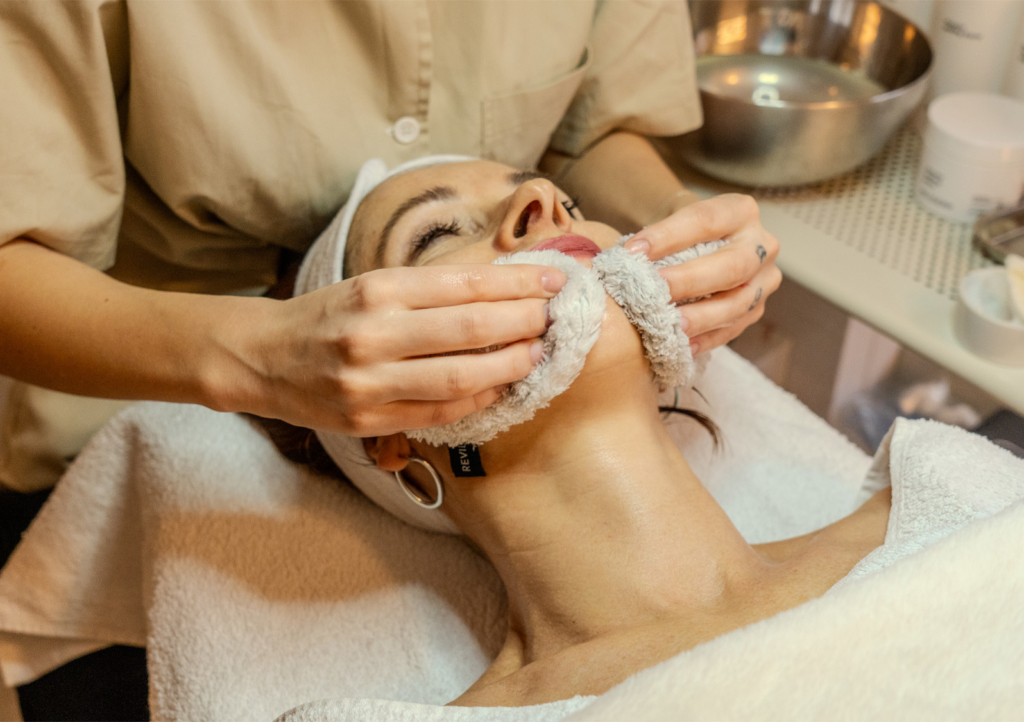 Anti-Aging und Hautgesundheit 2026 bei WolgBeautyStudio mit Reviderm, moderne Kosmetik in Linz.